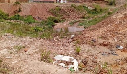 Saluran drainase di perumahan laguna yang dulunya rawa sebagai daerah resapan air, sudah ditimbun dan kondisi saluran semakin mengecil, Jumat (27/2/2026). Matapedia6.com/Luci