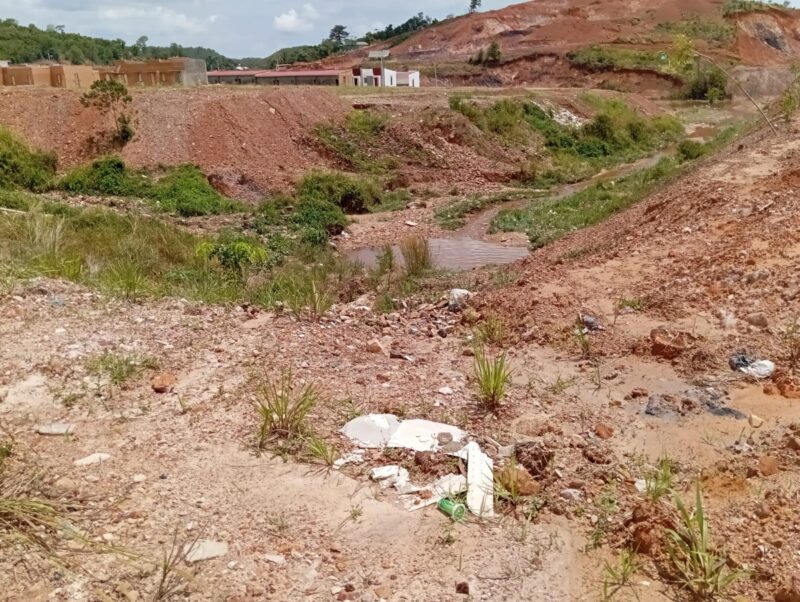 Saluran drainase di perumahan laguna yang dulunya rawa sebagai daerah resapan air, sudah ditimbun dan kondisi saluran semakin mengecil, Jumat (27/2/2026). Matapedia6.com/Luci