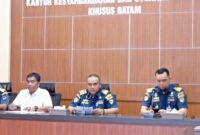 Kepala KSOP Khusus Batam M. Takwim Masuku tengah saat konferensi pers di kantor KSOP Batam, Selasa (3/2/2026). Foto:Rega/matapedia