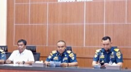 Kepala KSOP Khusus Batam M. Takwim Masuku tengah saat konferensi pers di kantor KSOP Batam, Selasa (3/2/2026). Foto:Rega/matapedia