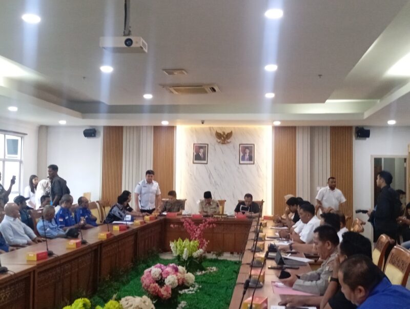 Rapat Dengar Pendapat Komisi III DPRD Batam soal Kapal karam bawa limbah di Perairan Dangas, Rabu (4/2/2026). Foto:Rega/matapedia