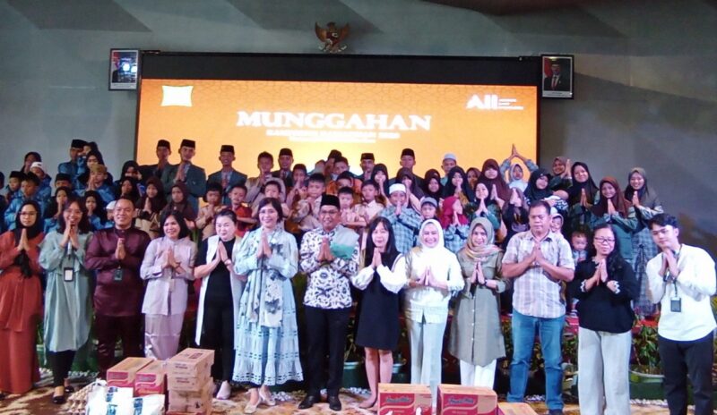Manajemen membuka rangkaian program melalui tradisi mungggahan bersama anak panti asuhan dan rekan media di Ballroom hotel, Rabu (11/2/2026). Foto:Rega/matapedia