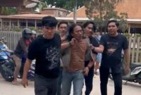 Pelaku perampokan saat ditangkap polisi di depan pintu kawasan Latrade Industrial park Tanjunguncang, Kecamatan Batuaji, Rabu (11/2/2026). Matapedia6.com/Istimewa