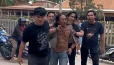 Pelaku perampokan saat ditangkap polisi di depan pintu kawasan Latrade Industrial park Tanjunguncang, Kecamatan Batuaji, Rabu (11/2/2026). Matapedia6.com/Istimewa