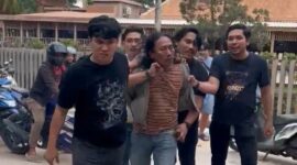 Pelaku perampokan saat ditangkap polisi di depan pintu kawasan Latrade Industrial park Tanjunguncang, Kecamatan Batuaji, Rabu (11/2/2026). Matapedia6.com/Istimewa