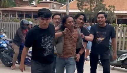 Pelaku perampokan saat ditangkap polisi di depan pintu kawasan Latrade Industrial park Tanjunguncang, Kecamatan Batuaji, Rabu (11/2/2026). Matapedia6.com/Istimewa