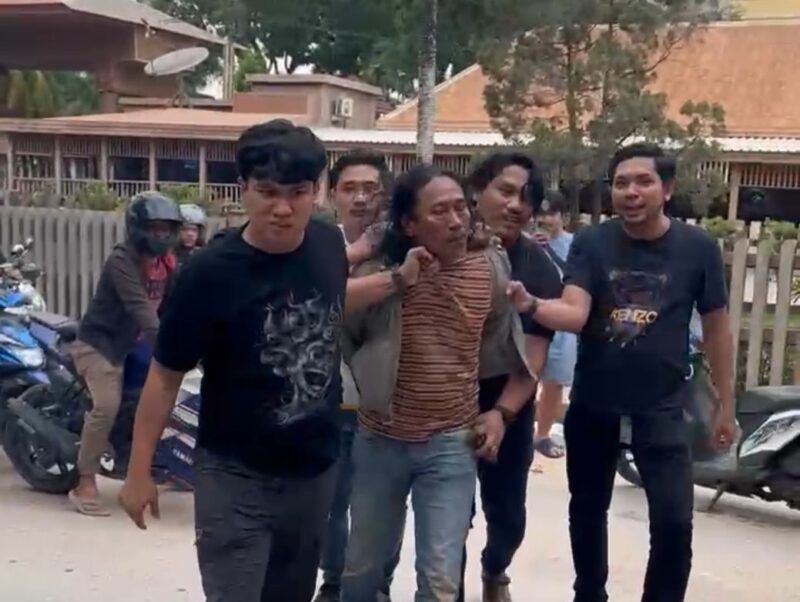 Pelaku perampokan saat ditangkap polisi di depan pintu kawasan Latrade Industrial park Tanjunguncang, Kecamatan Batuaji, Rabu (11/2/2026). Matapedia6.com/Istimewa