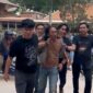 Pelaku perampokan saat ditangkap polisi di depan pintu kawasan Latrade Industrial park Tanjunguncang, Kecamatan Batuaji, Rabu (11/2/2026). Matapedia6.com/Istimewa