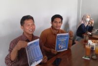 Kepala Cabang PELNI Batam Edwin Kurniansyah menunjukkan jadwal kapal dan diskon tiket pada wartawan, Sabtu (14/2/2026). Foto:Rega/matapedia