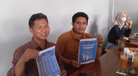 Kepala Cabang PELNI Batam Edwin Kurniansyah menunjukkan jadwal kapal dan diskon tiket pada wartawan, Sabtu (14/2/2026). Foto:Rega/matapedia