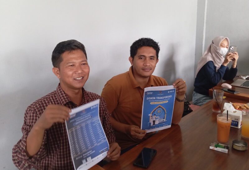 Kepala Cabang PELNI Batam Edwin Kurniansyah menunjukkan jadwal kapal dan diskon tiket pada wartawan, Sabtu (14/2/2026). Foto:Rega/matapedia