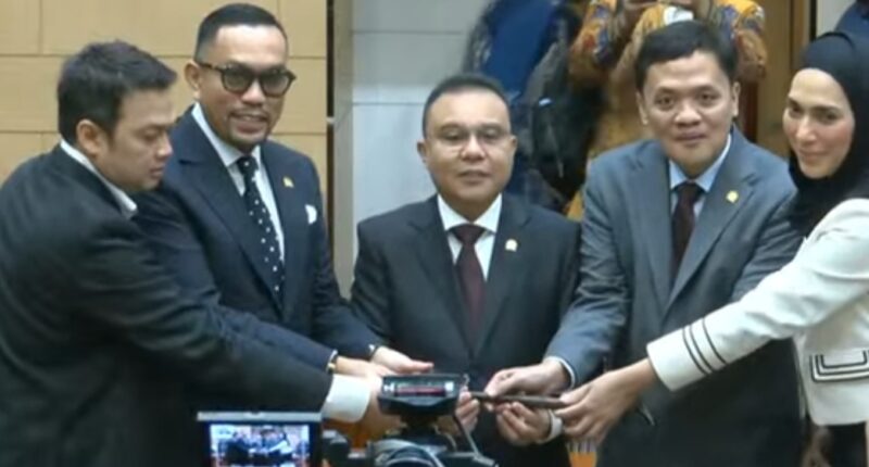 Pergantian tersebut diputuskan dalam rapat Komisi III yang dipimpin Wakil Ketua DPR Sufmi Dasco Ahmad, Kamis (19/2/2026). Foto:Dok. screenshot YouTube TVR Parlemen 
