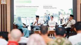 Wali Kota Batam Amsakar Achmad saat memaparkan capaian kinerja sejak dilantik jadi wali Kota Batam bersama wakilnya Li Claudia Chandra dalam dialog bersama tokoh masyarakat di lantai IV Kantor Wali Kota Batam, Jumat (20/2/2026).Matapedia6.com/Diskominfo