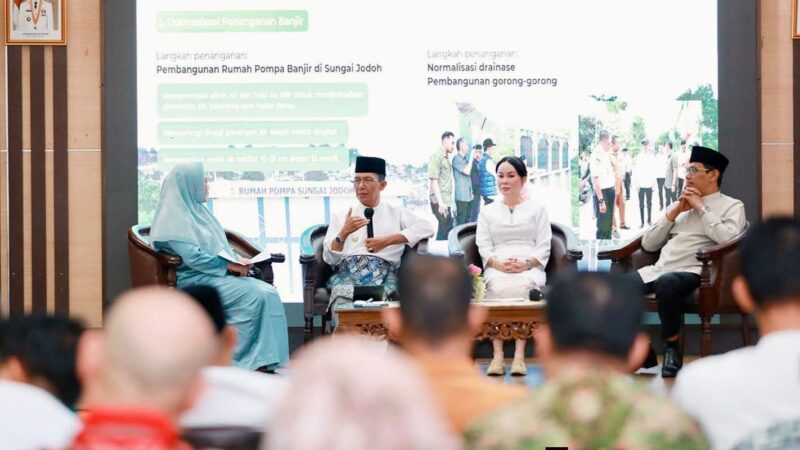 Wali Kota Batam Amsakar Achmad saat memaparkan capaian kinerja sejak dilantik jadi wali Kota Batam bersama wakilnya Li Claudia Chandra dalam dialog bersama tokoh masyarakat di lantai IV Kantor Wali Kota Batam, Jumat (20/2/2026).Matapedia6.com/Diskominfo