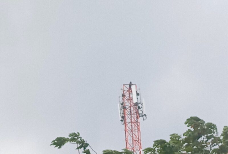 Pria yang manjat tower menjadi tonton warga di Batu Aji, Rabu (25/2/2026). Foto:Rega/matapedia