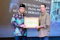 Wali Kota Batam Amsakar Achmad saat menerima penghargaan. Foto: Diskominfo Batam