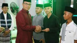 Wakil Ketua I DPRD Kota Batam Aweng Kurniawan saat menyerahkan santunan anak yatim beberapa hari lalu. Foto:Sekwan