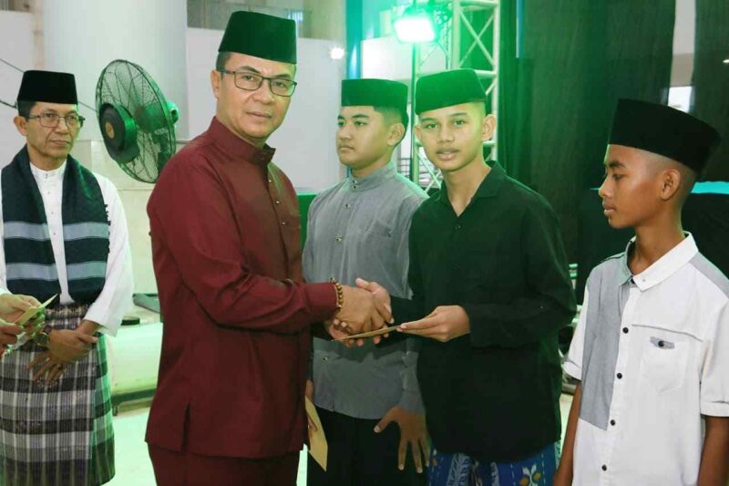 Wakil Ketua I DPRD Kota Batam Aweng Kurniawan saat menyerahkan santunan anak yatim beberapa hari lalu. Foto:Sekwan