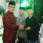 Wakil Ketua I DPRD Kota Batam Aweng Kurniawan saat menyerahkan santunan anak yatim beberapa hari lalu. Foto:Sekwan