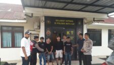 Terduga pelaku curi anjing saat digiring petugas di Polsek Batu Aji. Foto:Istimewa