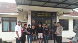 Terduga pelaku curi anjing saat digiring petugas di Polsek Batu Aji. Foto:Istimewa