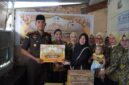Kejaksaan Negeri Batam saat menyerahkan bantuan sosial Ramadan. Foto:Istimewa