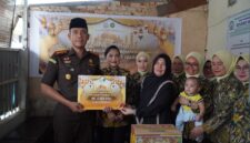 Kejaksaan Negeri Batam saat menyerahkan bantuan sosial Ramadan. Foto:Istimewa