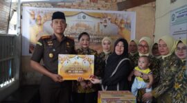 Kejaksaan Negeri Batam saat menyerahkan bantuan sosial Ramadan. Foto:Istimewa