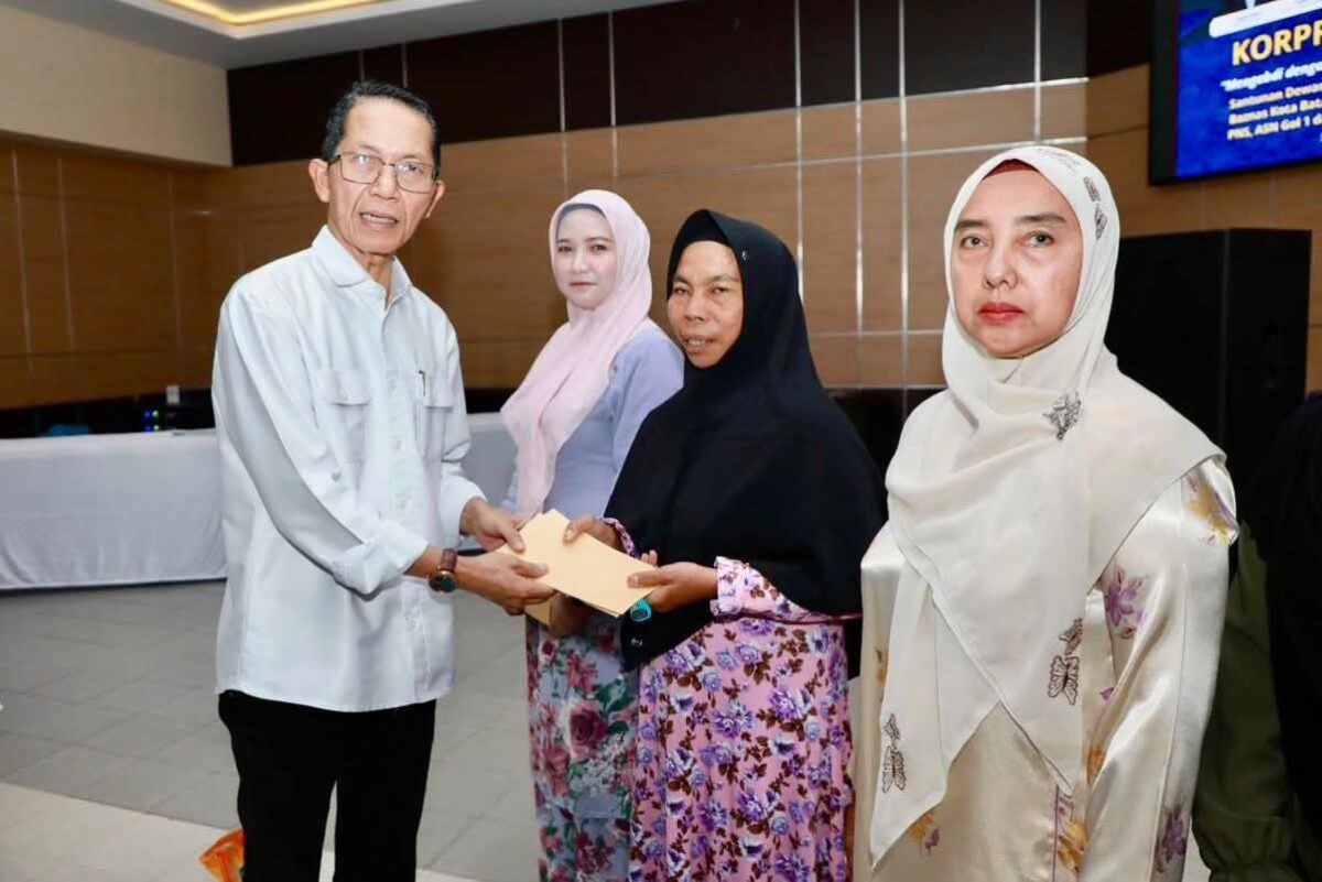 Wali Kota Batam saat menyerahkan santunan kepada janda dilingkungan Pemko Batam, sampean bulan suci ramadan, Jumat (6/3/2026). Matapedia6.com/Diskominfo