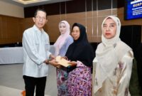 Wali Kota Batam saat menyerahkan santunan kepada janda dilingkungan Pemko Batam, sampean bulan suci ramadan, Jumat (6/3/2026). Matapedia6.com/Diskominfo