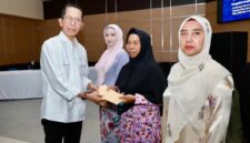 Wali Kota Batam saat menyerahkan santunan kepada janda dilingkungan Pemko Batam, sampean bulan suci ramadan, Jumat (6/3/2026). Matapedia6.com/Diskominfo