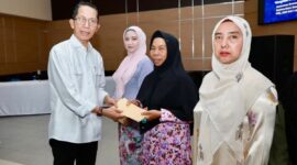 Wali Kota Batam saat menyerahkan santunan kepada janda dilingkungan Pemko Batam, sampean bulan suci ramadan, Jumat (6/3/2026). Matapedia6.com/Diskominfo