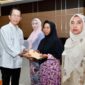 Wali Kota Batam saat menyerahkan santunan kepada janda dilingkungan Pemko Batam, sampean bulan suci ramadan, Jumat (6/3/2026). Matapedia6.com/Diskominfo