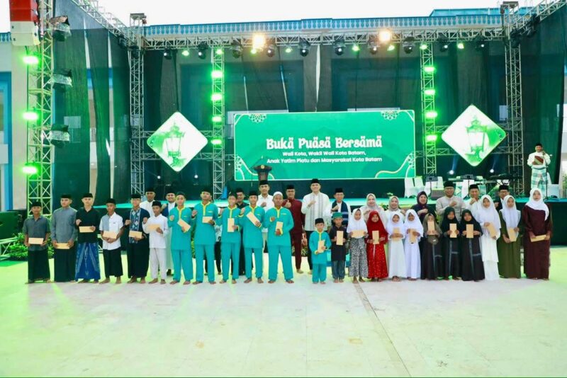 Wali Kota Batam Amsakar Achmad bersama anak yatim di malam Nuzululqur’an, Jumat (6/3/2026). Foto:Diskominfo