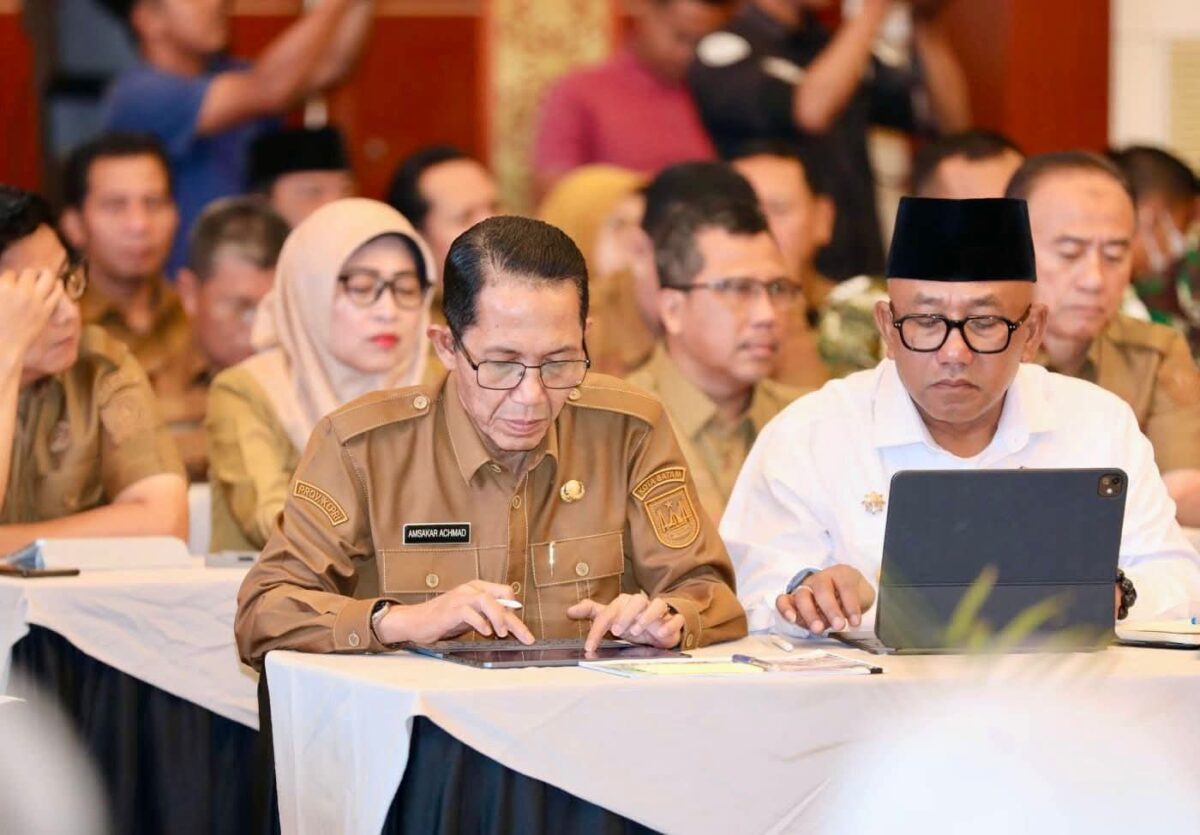 Wali Kota Batam Amsakar Achmad saat menghadiri rapat koordinasi Pengendalian Inflasi Nasional yang dipimpin Menteri Dalam Negeri, Tito Karnavian jelang Hari Raya Idulfitri 1447 Hijriah di Balairung Wan Seri Beni, Tanjungpinang, Provinsi Kepri, Senin (9/3/2026). Matapedia6.com/Diskominfo