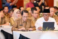 Wali Kota Batam Amsakar Achmad saat menghadiri rapat koordinasi Pengendalian Inflasi Nasional yang dipimpin Menteri Dalam Negeri, Tito Karnavian  jelang Hari Raya Idulfitri 1447 Hijriah di Balairung Wan Seri Beni, Tanjungpinang, Provinsi Kepri, Senin (9/3/2026). Matapedia6.com/Diskominfo