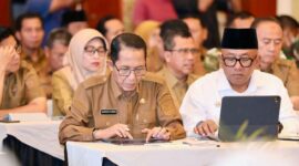 Wali Kota Batam Amsakar Achmad saat menghadiri rapat koordinasi Pengendalian Inflasi Nasional yang dipimpin Menteri Dalam Negeri, Tito Karnavian  jelang Hari Raya Idulfitri 1447 Hijriah di Balairung Wan Seri Beni, Tanjungpinang, Provinsi Kepri, Senin (9/3/2026). Matapedia6.com/Diskominfo