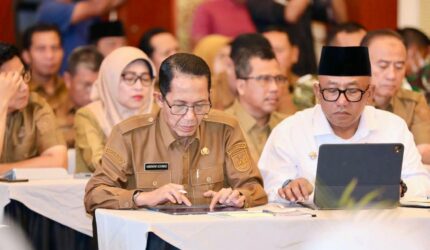 Wali Kota Batam Amsakar Achmad saat menghadiri rapat koordinasi Pengendalian Inflasi Nasional yang dipimpin Menteri Dalam Negeri, Tito Karnavian jelang Hari Raya Idulfitri 1447 Hijriah di Balairung Wan Seri Beni, Tanjungpinang, Provinsi Kepri, Senin (9/3/2026). Matapedia6.com/Diskominfo