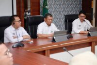 Sekda Batam Firmansyah tengah bersama Kadis Kominfo Rudi. Foto:Diskominfo Batam