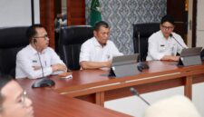 Sekda Batam Firmansyah tengah bersama Kadis Kominfo Rudi. Foto:Diskominfo Batam