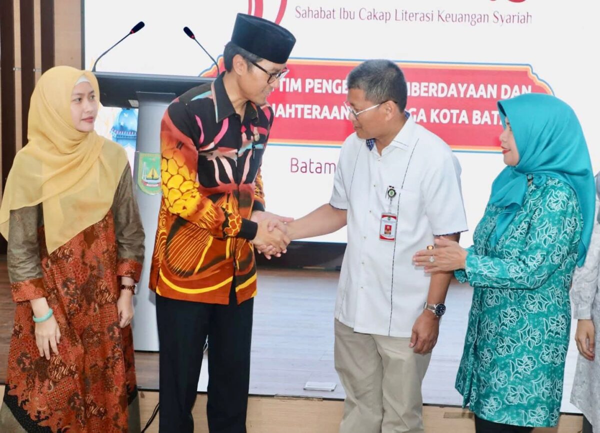 Kepala OJK Kepri Sinar bersama dengan Sekda Batam Firmansyah. Foto:Diskominfo Batam