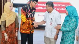 Kepala OJK Kepri Sinar bersama dengan Sekda Batam Firmansyah. Foto:Diskominfo Batam