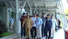Wakil Gubernur Kepulauan Riau, Nyanyang Haris Pratamura, meninjau aktivitas transportasi di Pelabuhan Domestik Sekupang dan Bandara Internasional Hang Nadim, Kamis (12/3/2026). Foto: Diskominfo Kepri