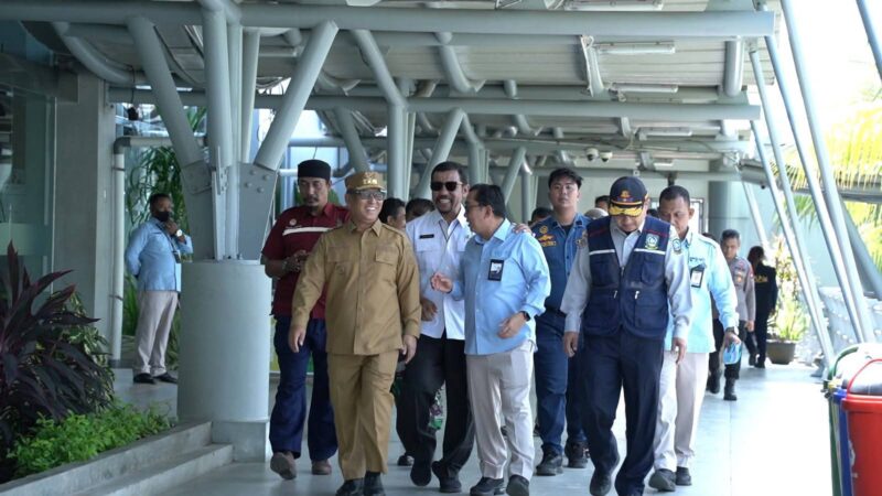 Wakil Gubernur Kepulauan Riau, Nyanyang Haris Pratamura, meninjau aktivitas transportasi di Pelabuhan Domestik Sekupang dan Bandara Internasional Hang Nadim, Kamis (12/3/2026). Foto: Diskominfo Kepri