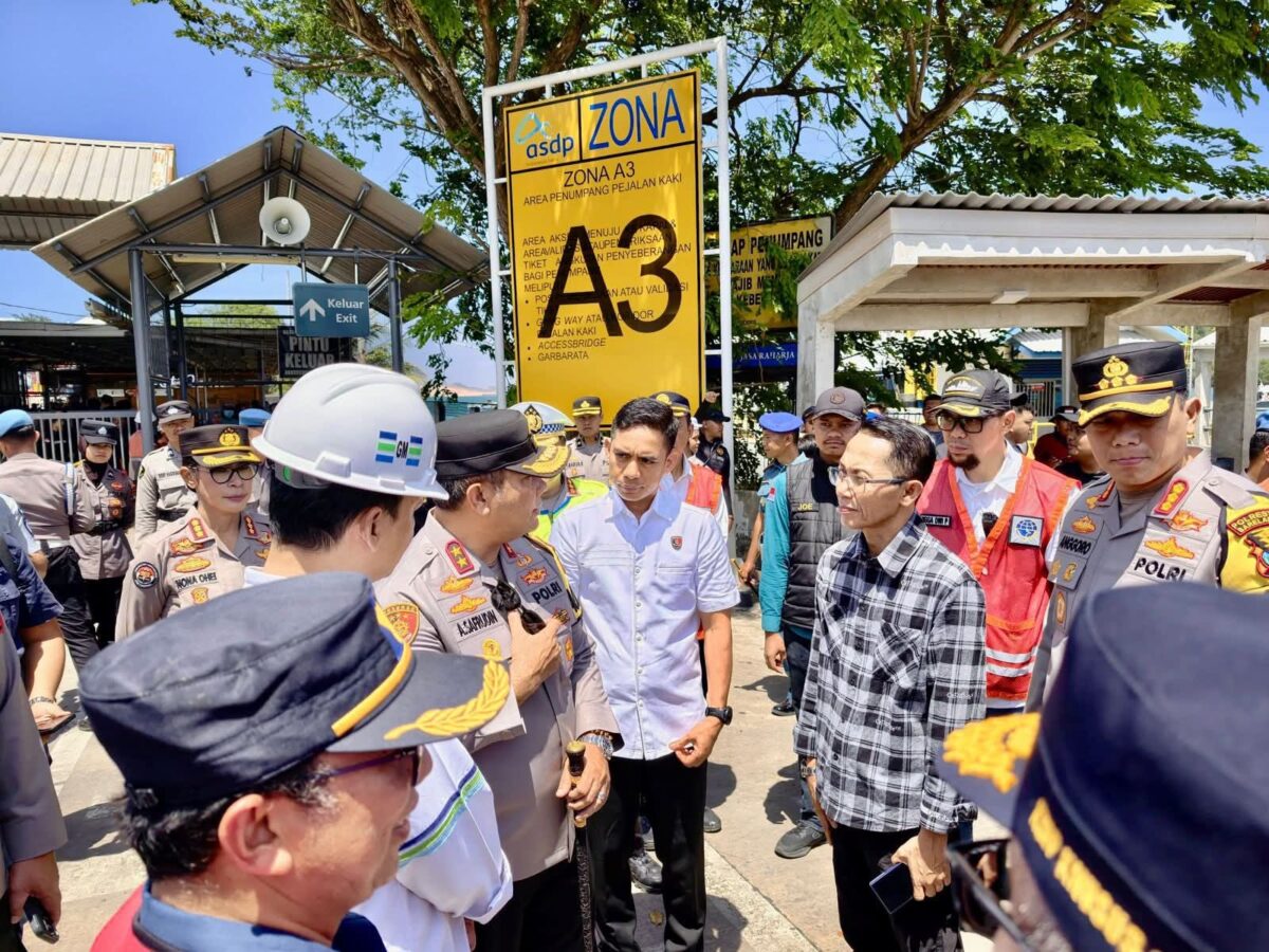 Wali Kota Batam Amsakar Achmad bersama Kapolda Kepri saat di pelabuhan memantau arus mudik lebaran, Sabtu (14/3/2026). Foto:Diskominfo