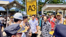 Wali Kota Batam Amsakar Achmad bersama Kapolda Kepri saat di pelabuhan memantau arus mudik lebaran, Sabtu (14/3/2026). Foto:Diskominfo