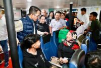 Wali Kota Batam Amsakar Achmad saat berbincang dengan penumpang yang hendak mudik lewat pelabuhan Domestik Sekupang, Kota Batam, Provinsi Kepri, Minggu (15/3/2026). Matapedia6.com/Diskominfo