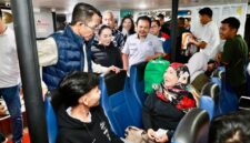 Wali Kota Batam Amsakar Achmad saat berbincang dengan penumpang yang hendak mudik lewat pelabuhan Domestik Sekupang, Kota Batam, Provinsi Kepri, Minggu (15/3/2026). Matapedia6.com/Diskominfo