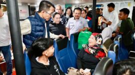 Wali Kota Batam Amsakar Achmad saat berbincang dengan penumpang yang hendak mudik lewat pelabuhan Domestik Sekupang, Kota Batam, Provinsi Kepri, Minggu (15/3/2026). Matapedia6.com/Diskominfo