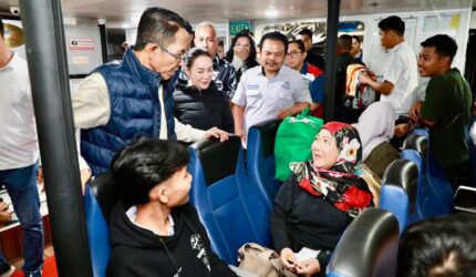 Wali Kota Batam Amsakar Achmad saat berbincang dengan penumpang yang hendak mudik lewat pelabuhan Domestik Sekupang, Kota Batam, Provinsi Kepri, Minggu (15/3/2026). Matapedia6.com/Diskominfo